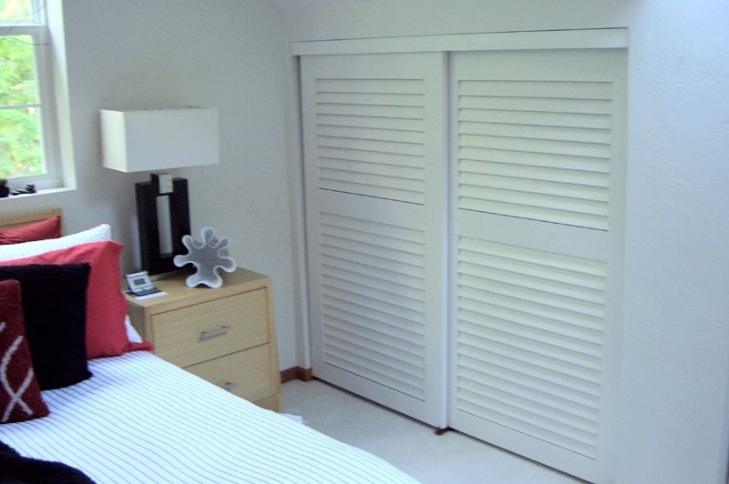 Plantation Louvered Sliding Closet Doors