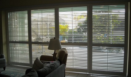 sliding louvered doors to lanai